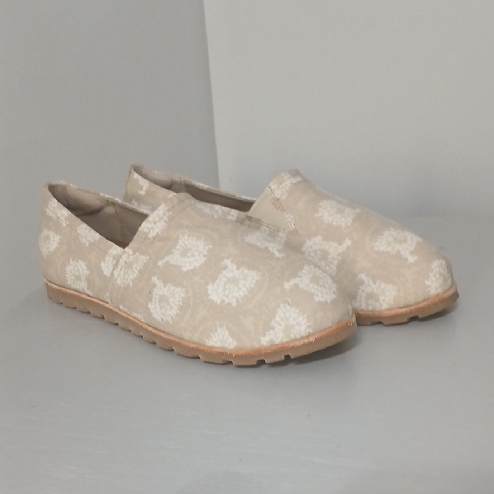 NWOT LLBean Women's Cream Slip-On Shoes, Sz 9 - Picture 1 of 5